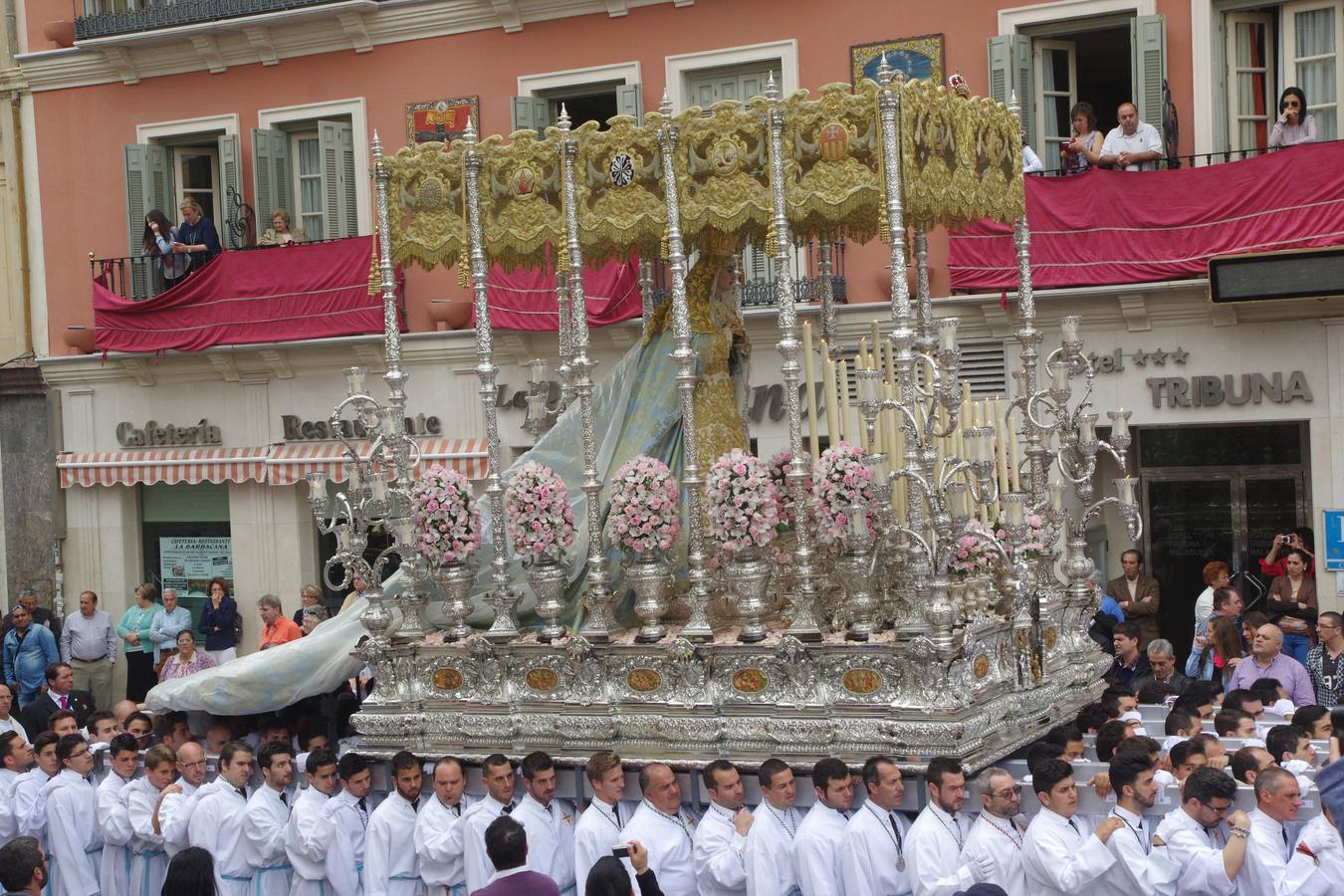 Un fuerte chaparrón desluce la procesión del Resucitado