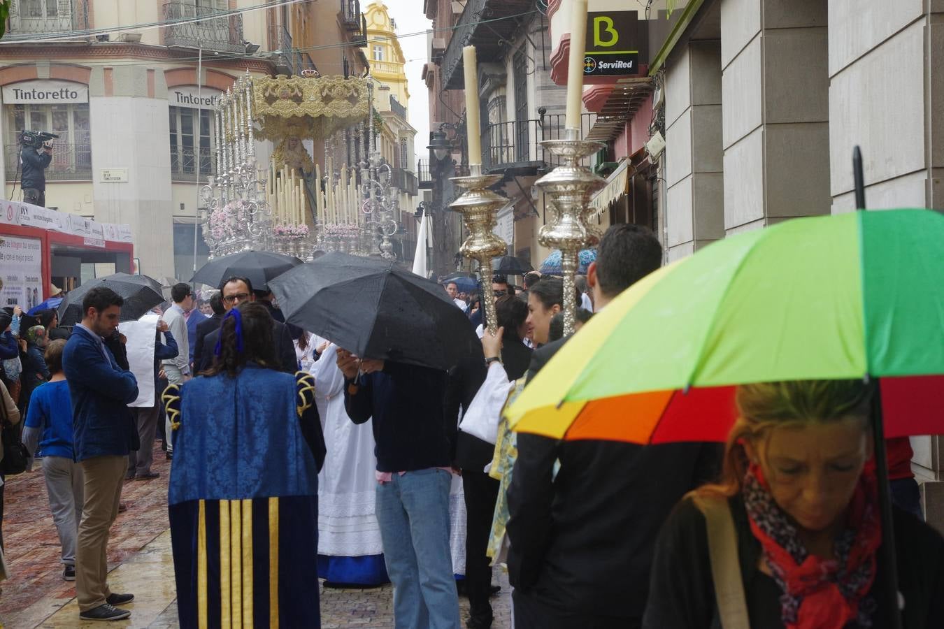 Un fuerte chaparrón desluce la procesión del Resucitado