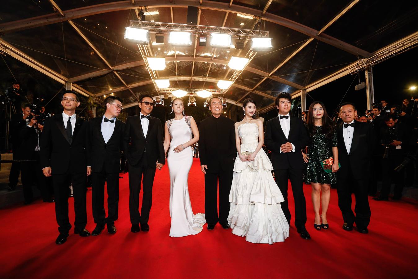 El actor chino Chen Daoming (3-i), la actriz china Zhang Huiwen (4-d), la actriz china Gong Li (4-i), el director Zhang Yimou (c) posan a su llegada a Cannes