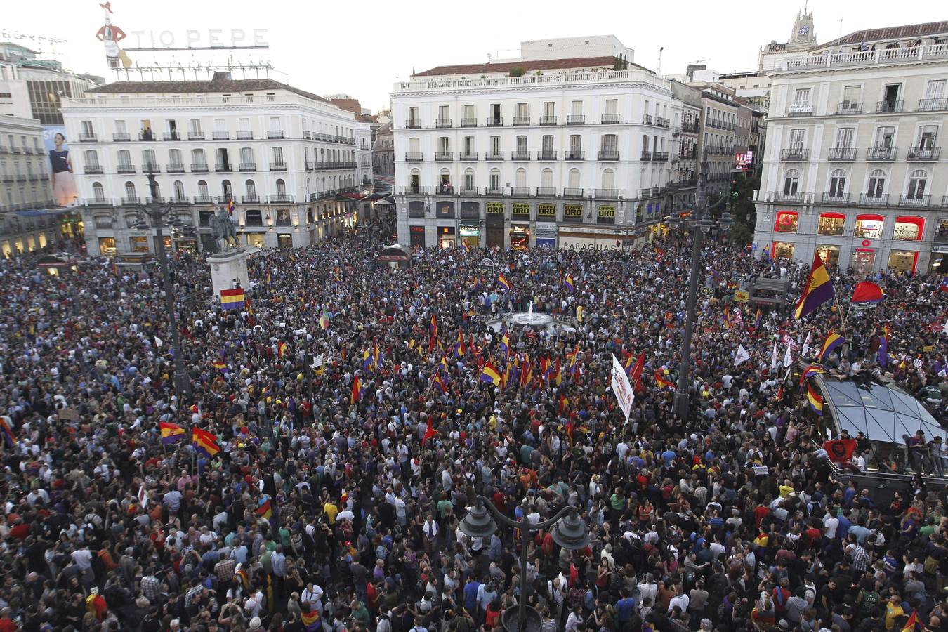 Miles de personas claman por la III República en Sol