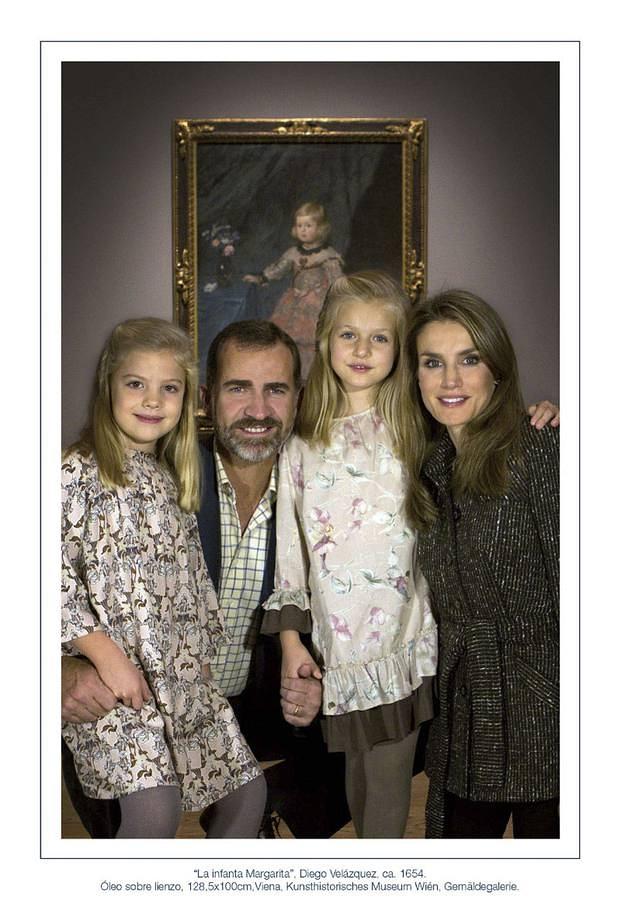 Imagen de los Príncipes y sus hijas que acompañó a la felicitación de Navidades de 2013