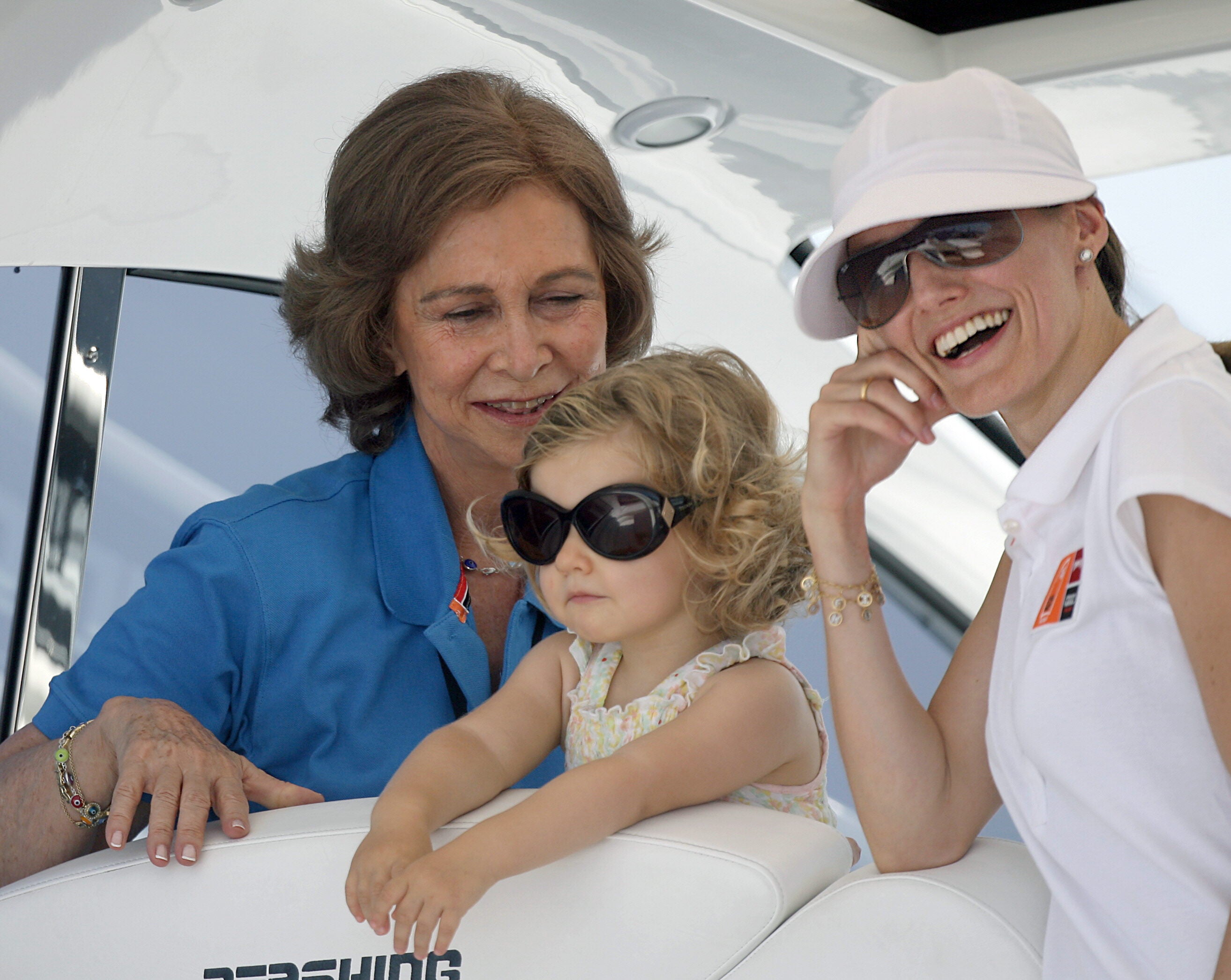 La Reina Sofía, junto a Doña Letizia, y la infanta Leonor en verano de 2007