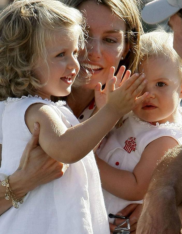 La infanta Leonor, junto a su madre y su hermana en verano de 2007