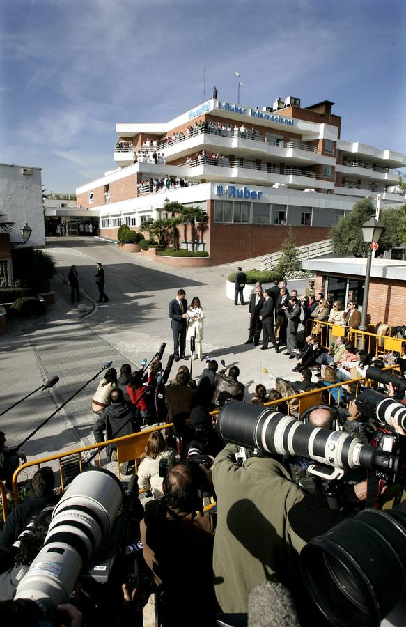 Los Príncipes, junto a la infanta Leonor, a la salida de la clínica en 2005