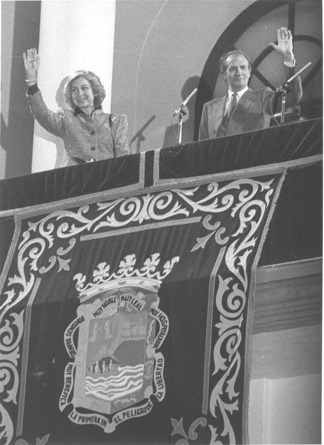 En el Ayuntamiento de Málaga (1989). Doña Sofía y Don Juan Carlos saludan desde el balcón del Consistorio. / ARCHIVO
