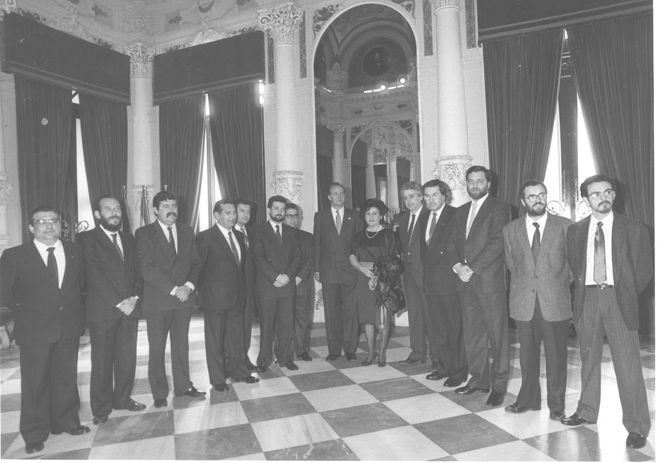 Recepción en 1989. Don Juan Carlos, durante una recepción con los miembros de la Diputación Provincial de Málaga. / ARCHIVO