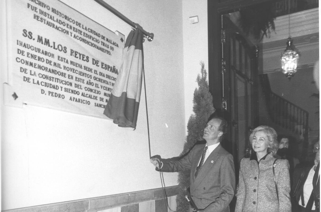 Inauguración del Archivo Municipal (1989). Los Reyes descubren la placa con la que se inauguraba el Archivo Histórico Municipal. / ARCHIVO