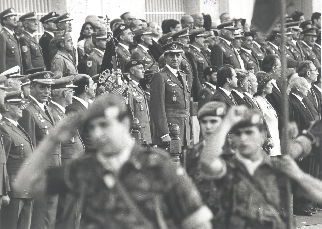 Desfile militar (1993). El Rey, durante el desfile de las Fuerzas de la Paz en Málaga. / CARLOS MORET
