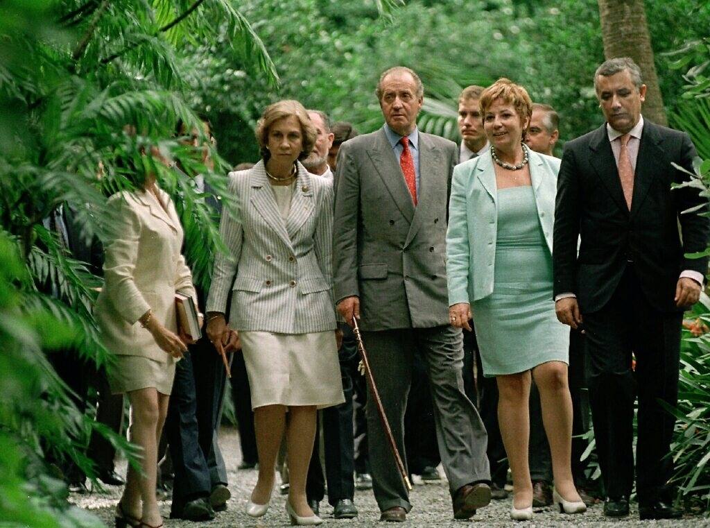 En el Jardín de la Concepción (1998). Durante su visita a la provincia de Málaga, Doña Sofía y Don Juan Carlos no quisieron pasar por alto en su recorrido el Jardín Botánico de la Concepción. En la imagen, con Celia Villalobos y Javier Arenas. / EFE