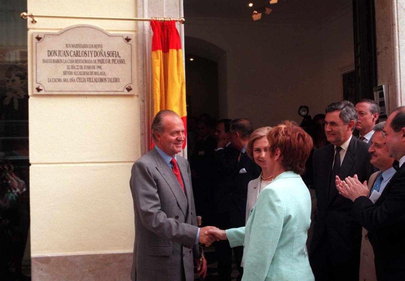 Casa Natal de Picasso (1998). El Rey, tras descubrir la placa de la restaurada Casa Natal de Picasso (1998), saluda a la entonces alcaldesa de la ciudad, Celia Villalobos. / FERNANDO GONZÁLEZ