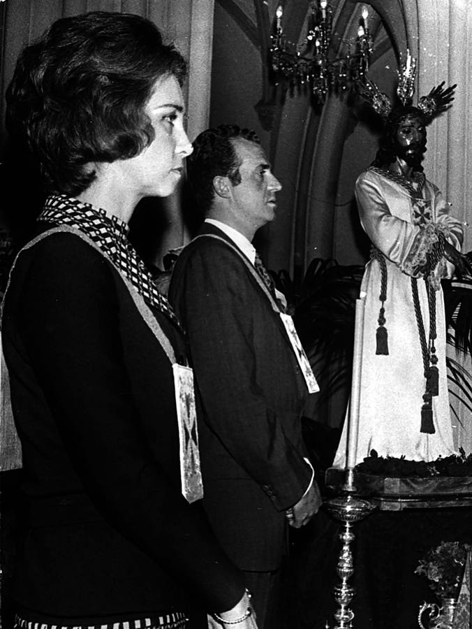 Con el Cautivo (1972). Como Príncipes, los Reyes aprovecharon su presencia en Málaga para encontrarse con el Señor de la Trinidad. / ARCHIVO