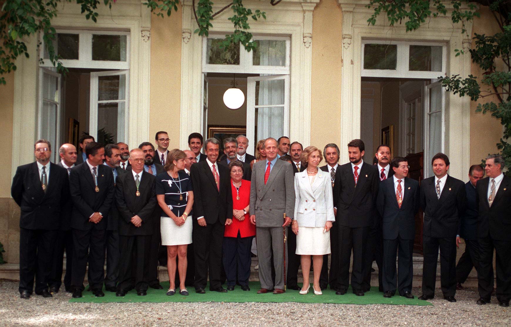 Visita a la Diputación Provincial (1998).. Visita a la Diputación Provincial de Málaga (1998). En la imagen, fotografía de grupo con toda la Corporación del ente supramunicipal