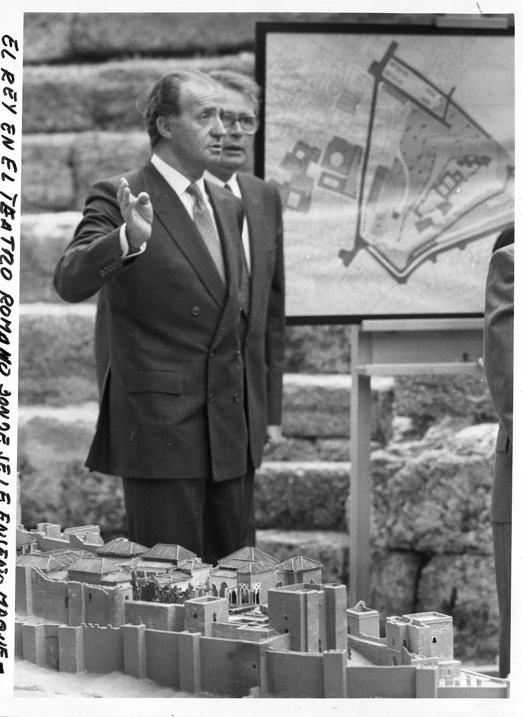 En el Teatro Romano (1989).. Los Reyes visitaron Málaga y estuvieron en el Teatro Romano en 1989. En la foto, el Rey Juan Carlos y la Reina Sofía, junto al entonces alcalde Pedro Aparicio y Rodríguez de la Borbolla, presidente del Gobierno andaluz.