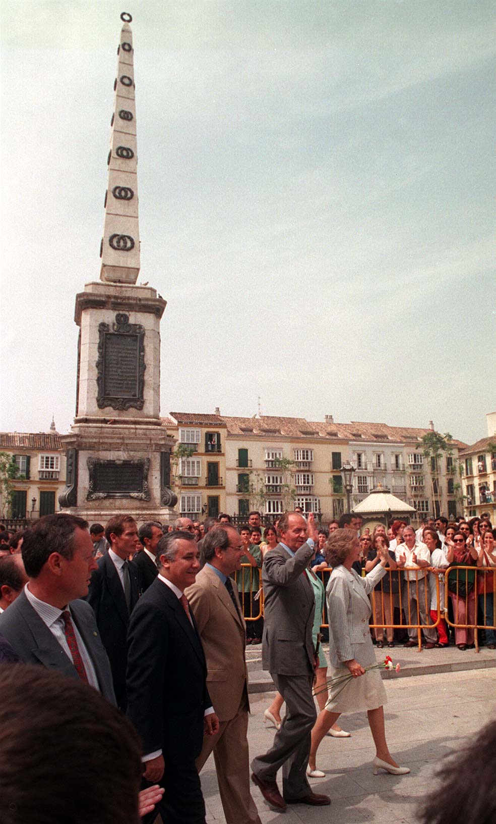 En la Plaza de la Merced (1998).. Calurosa acogida de los malagueños que se acercaron al entorno de la plaza de la Merced para ver en directo a los Reyes de España (1998).