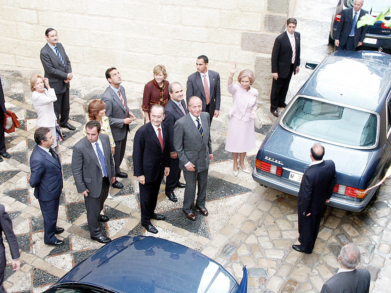 Inauguración del Museo Picasso Málaga (2003).. Con las autoridades locales y autonómicas, en el entorno del Museo Picasso de Málaga (2003).