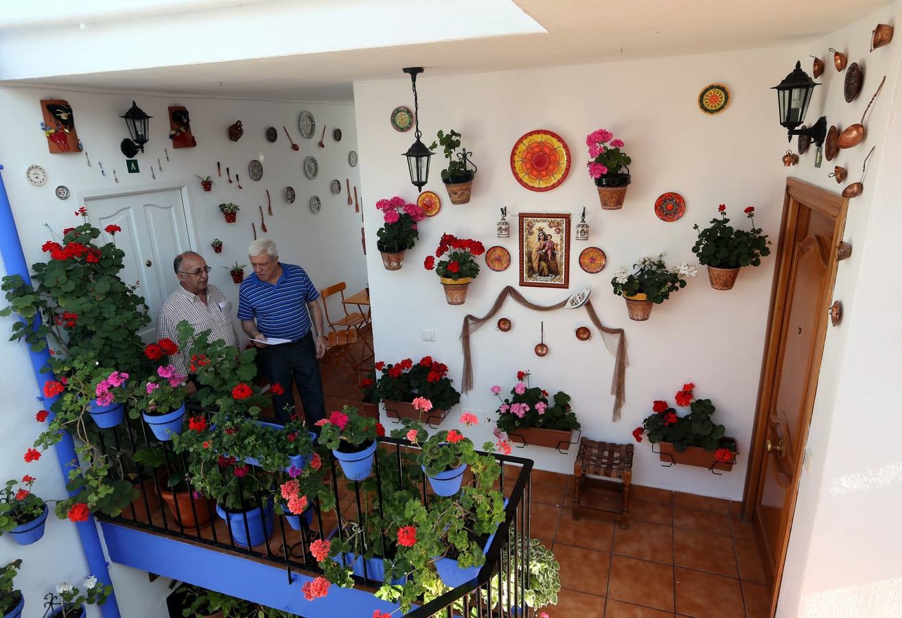 Macetas y otros ulensilios decoran las paredes.