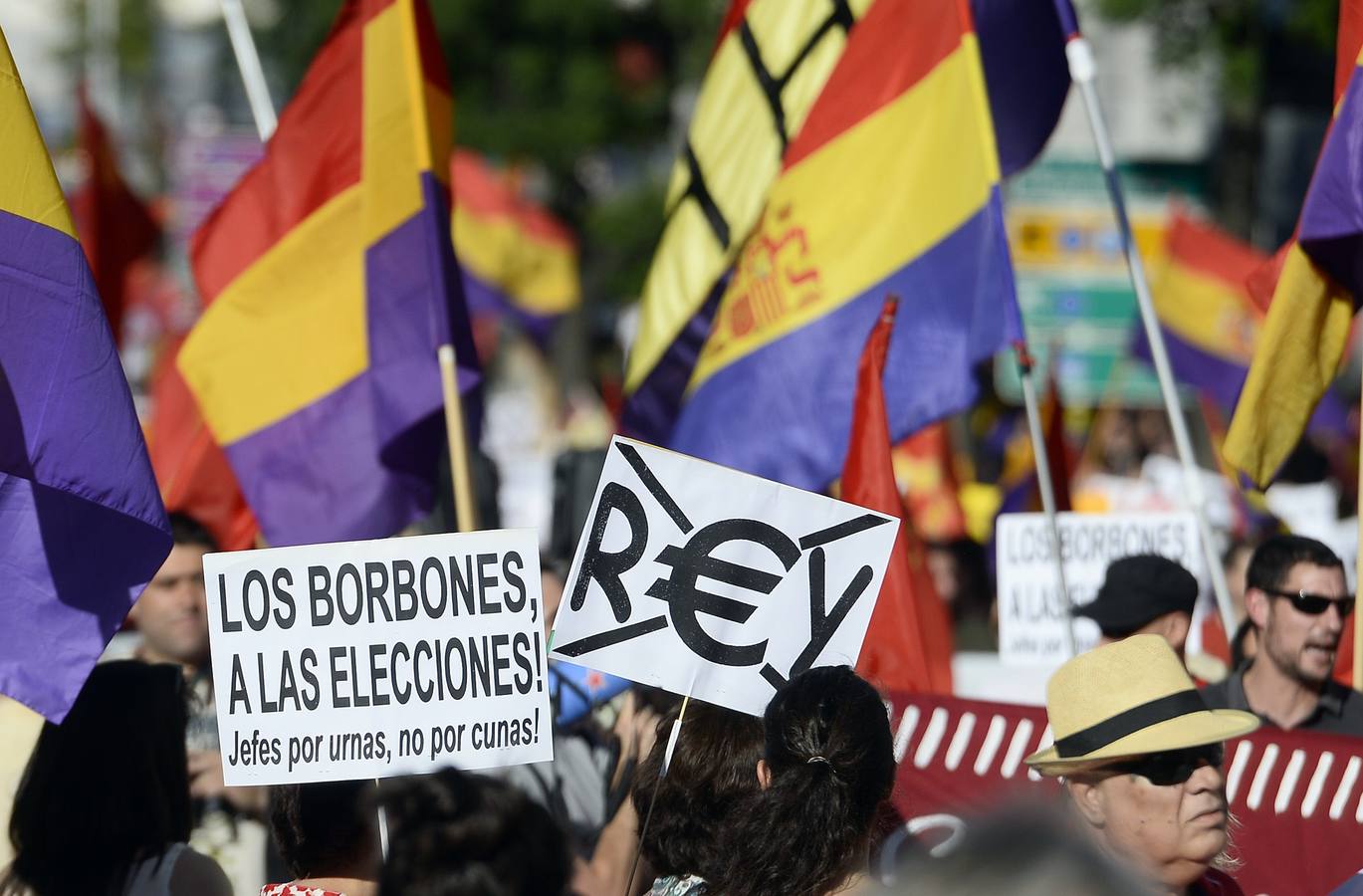 Miles de personas se manifiestan por la consulta sobre la monarquía