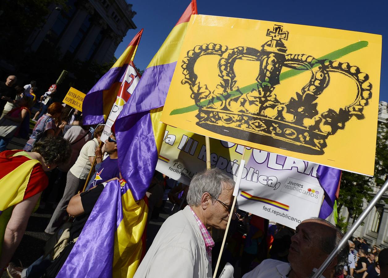 Miles de personas se manifiestan por la consulta sobre la monarquía