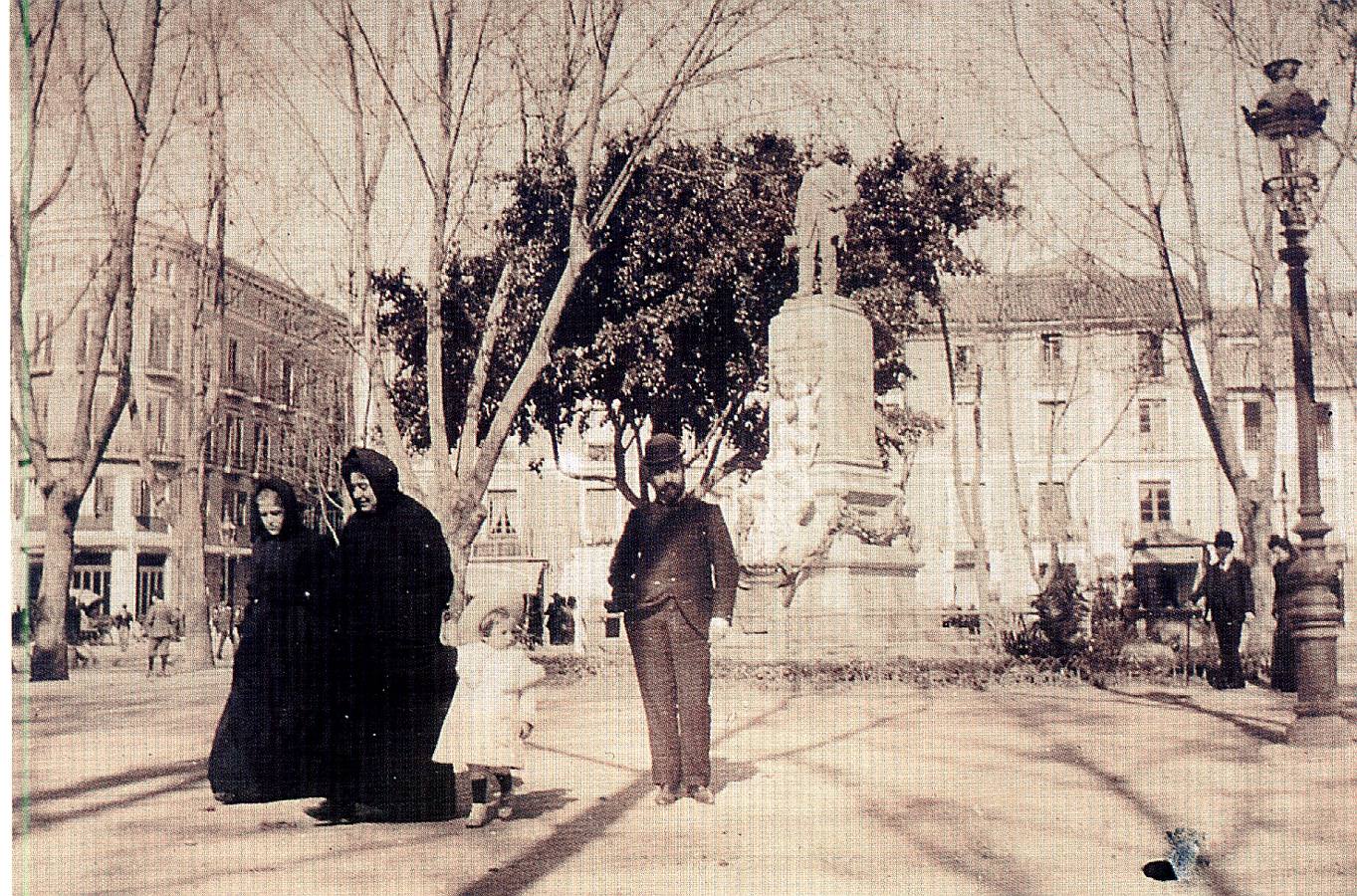 La estatua del Marqués de Larios parece mirar hacia la calle de su nombre (Anón., h. 1890)