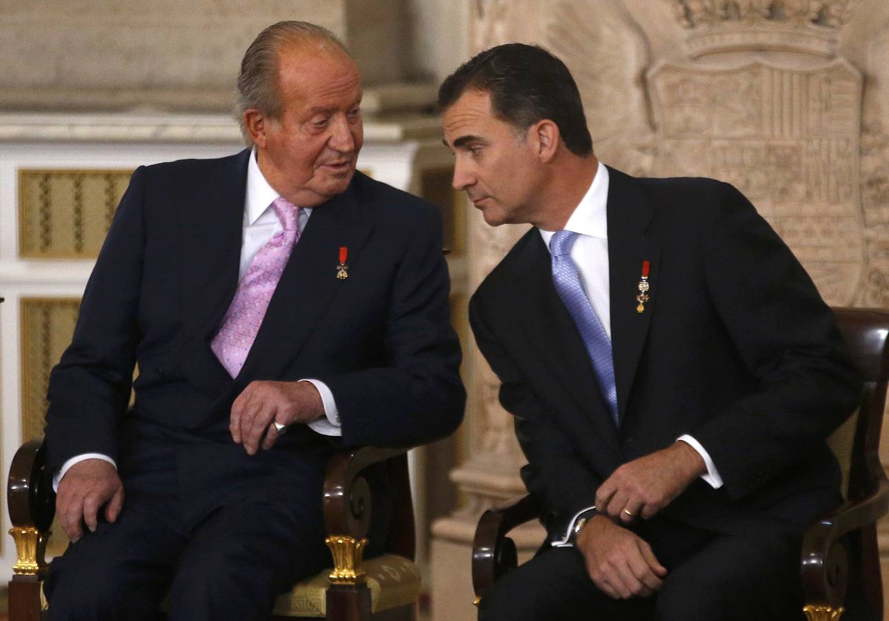 El Rey Juan Carlos habla con el Príncipe Felipe.