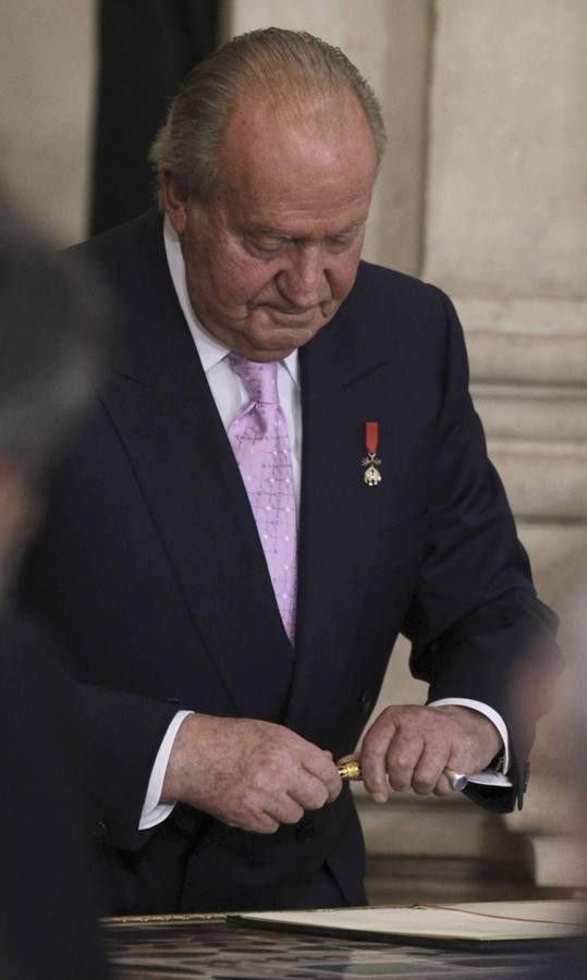 El Rey Juan Carlos se dispone a firmar la ley orgánica que hará efectiva a medianoche su abdicación.