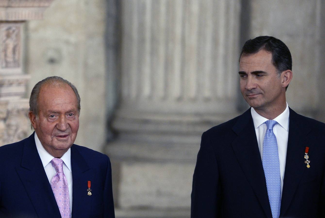 El Rey Juan Carlos habla con el Príncipe Felipe.