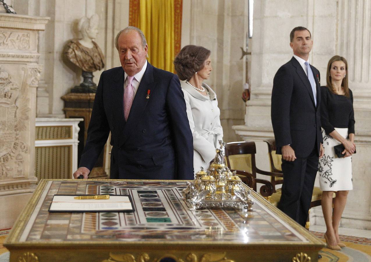 El Rey Juan Carlos se dispone a firmar la ley de abdicación.