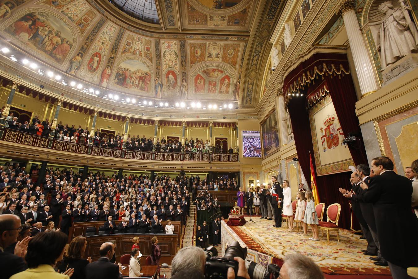 Felipe VI jura la Constitución ante las Cortes