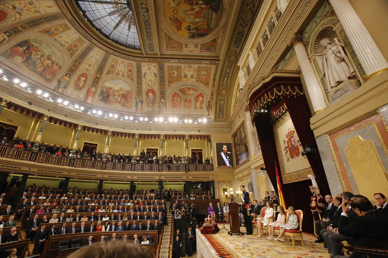 Felipe VI jura la Constitución ante las Cortes