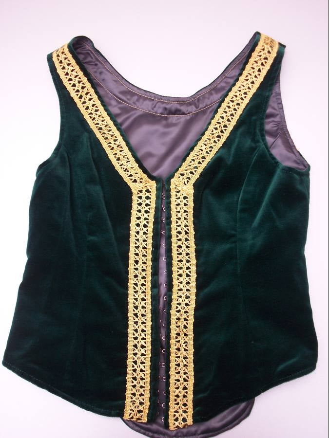 3. Corpiño del traje de danzante utilizado en Paymogo, en la Sierra de Huelva. 