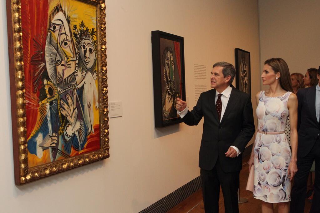 Primer acto en solitario de la reina Letizia. Ataviada con un primaveral vestido hasta la rodilla y acompañada de Javier Barón, comisario de la exposición, inaugura la muestra 'El Greco y la pintura moderna', que mañana se abre al público en el museo del Prado