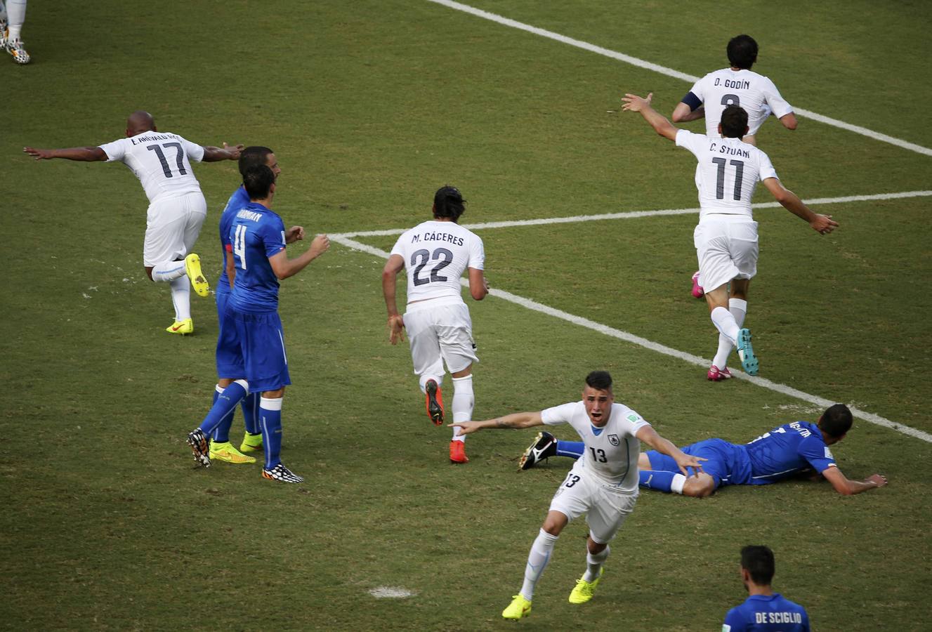 Los uruguayos celebran el gol de Godín.