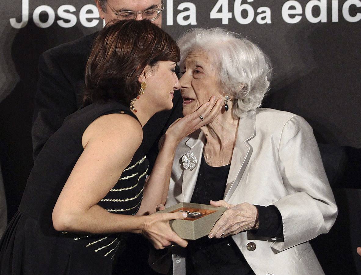 Carmen Amoraga recibe de manos de Ana María Matute el Premio Nadal de Novela en enero de 2014.