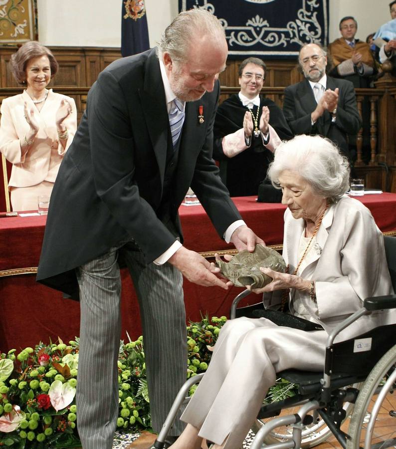 Momento en el que la autora recibe el Premio Cervantes de mano de Don Juan Carlos.