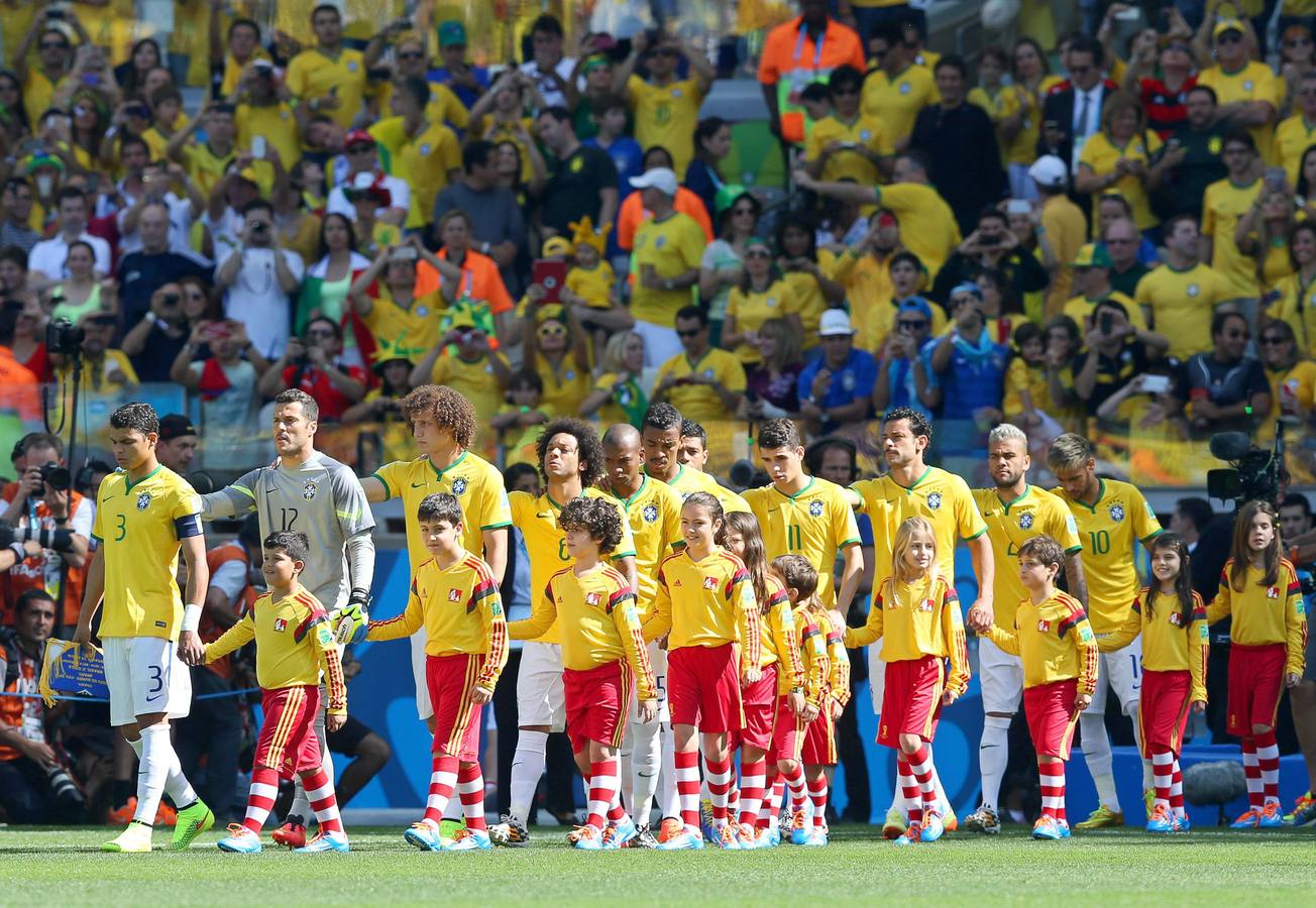 Los jugadores de Brasil saltan al césped.