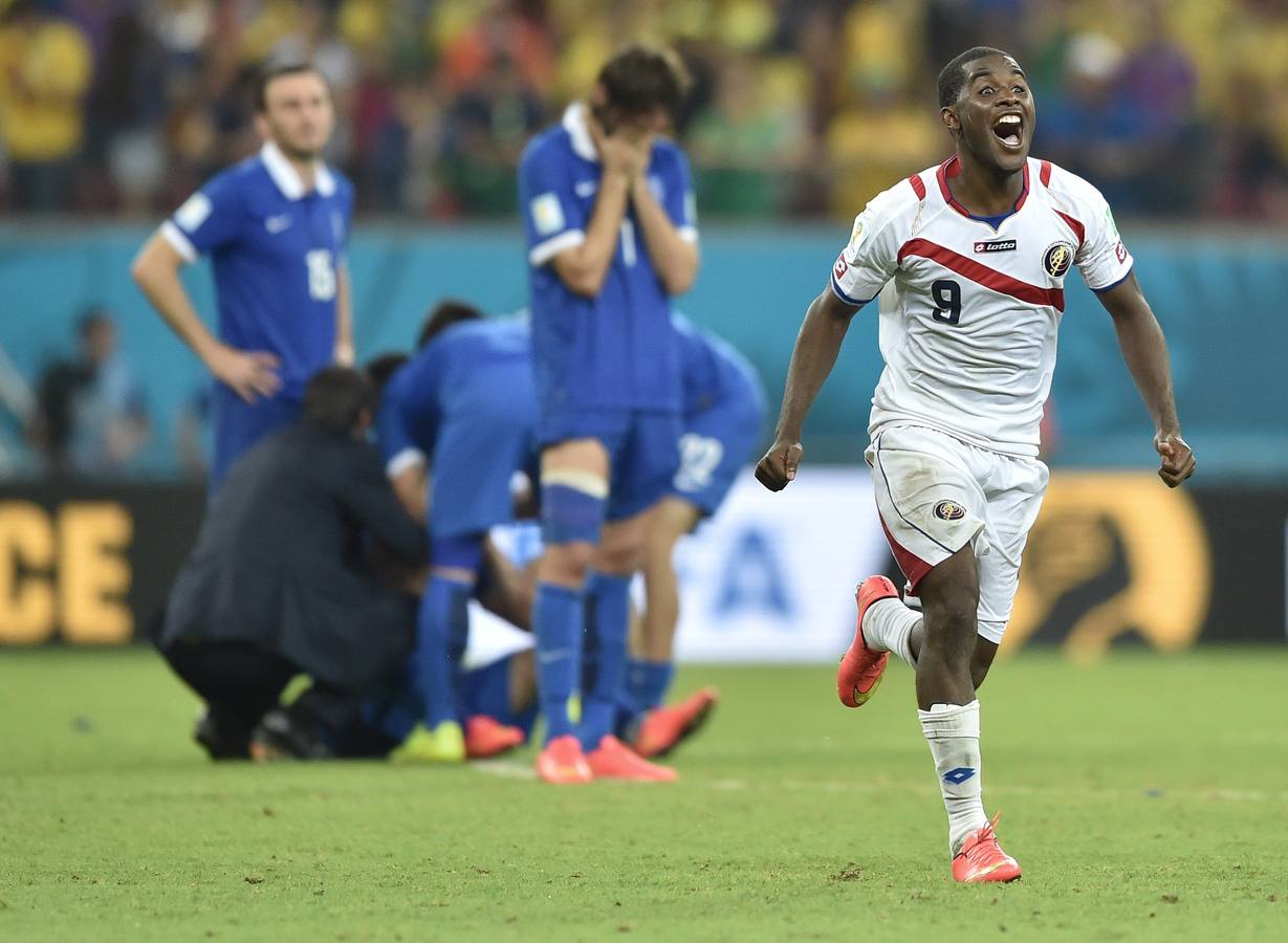 Campbell celebra el triunfo en los penaltis ante los abatidos griegos.