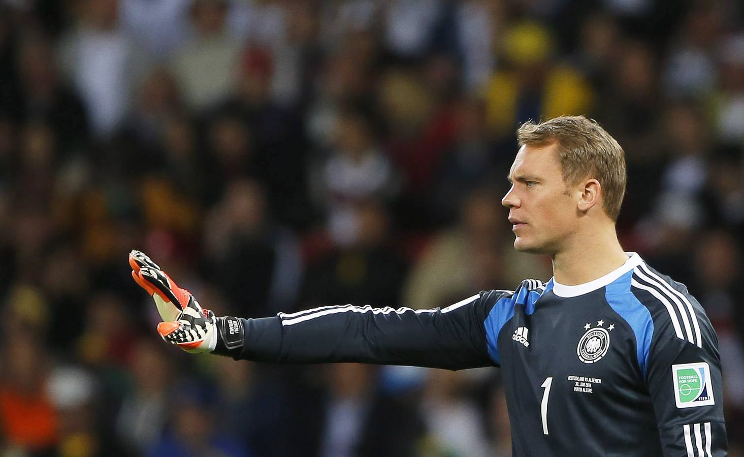 Neuer pide calma a sus compañeros.