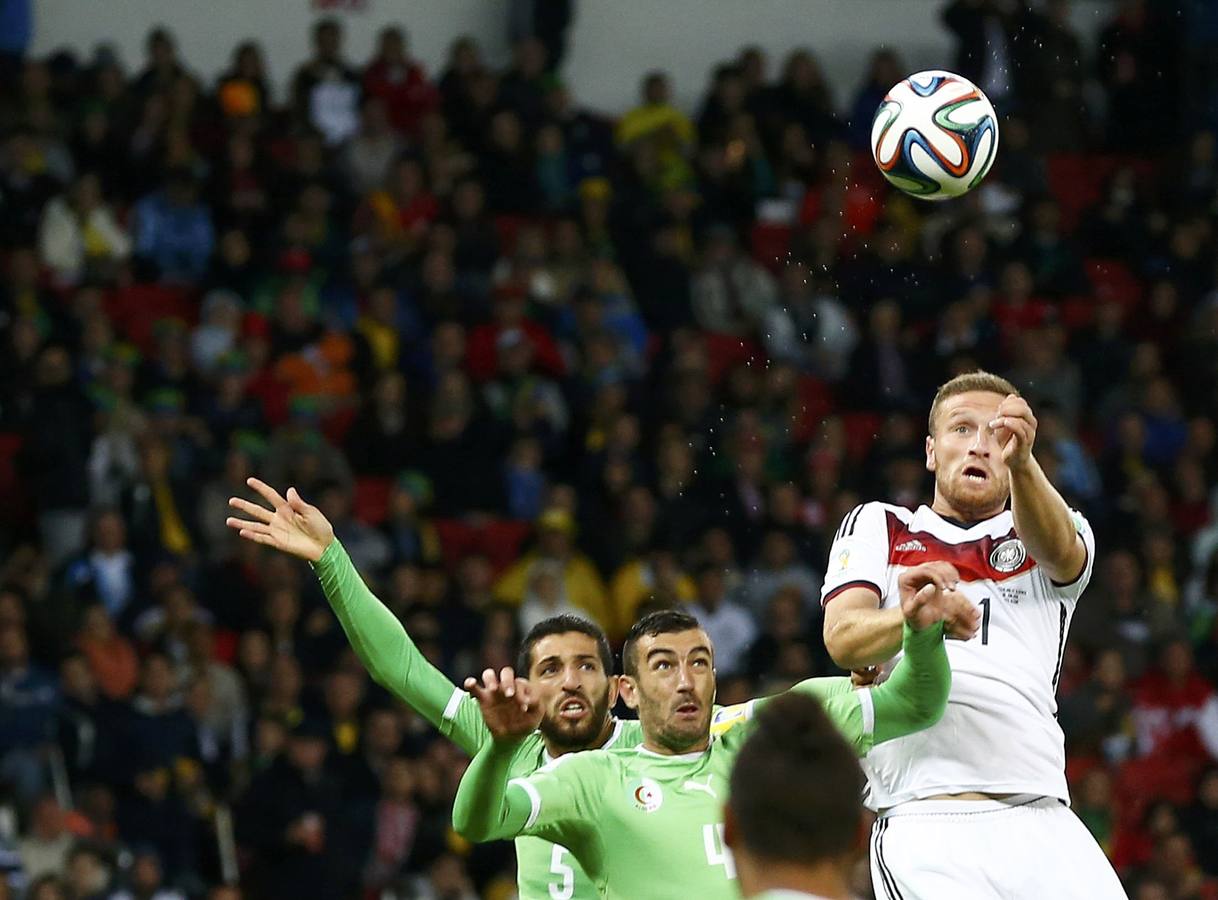 Mertesacker se prepara para cabecear el balón.