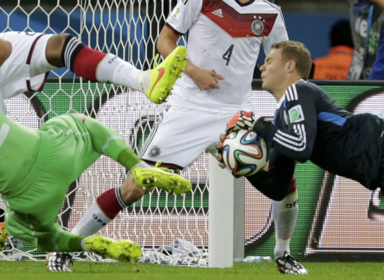 Neuer detiene un balón.