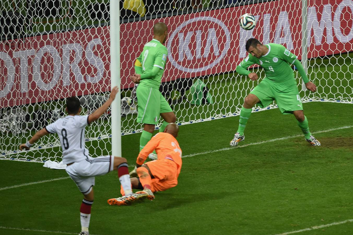 Ózil logra el segundo gol germano