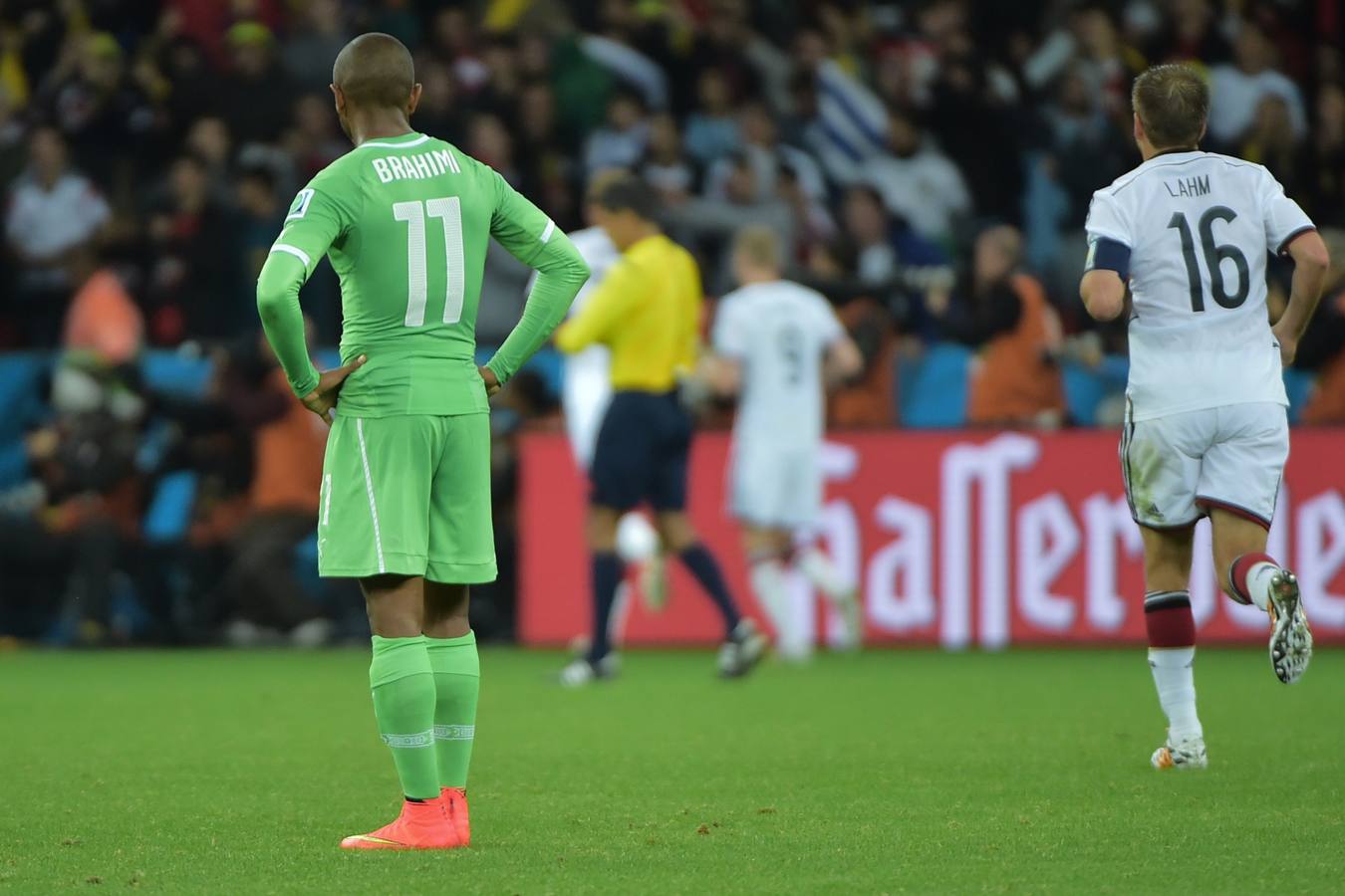 Brahimi mira desolado la celebración alemana.