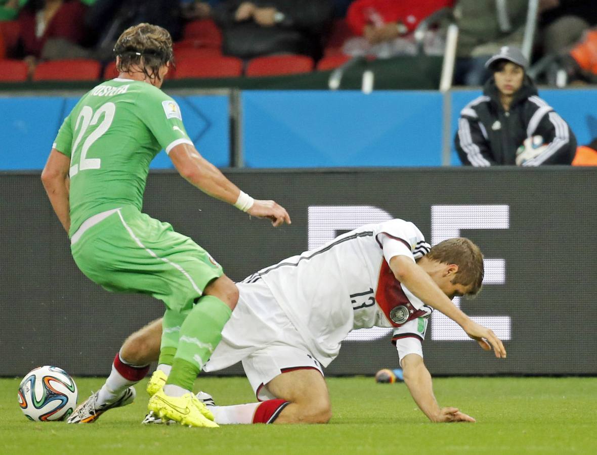 Muller cae al suelo ante Mostefa.