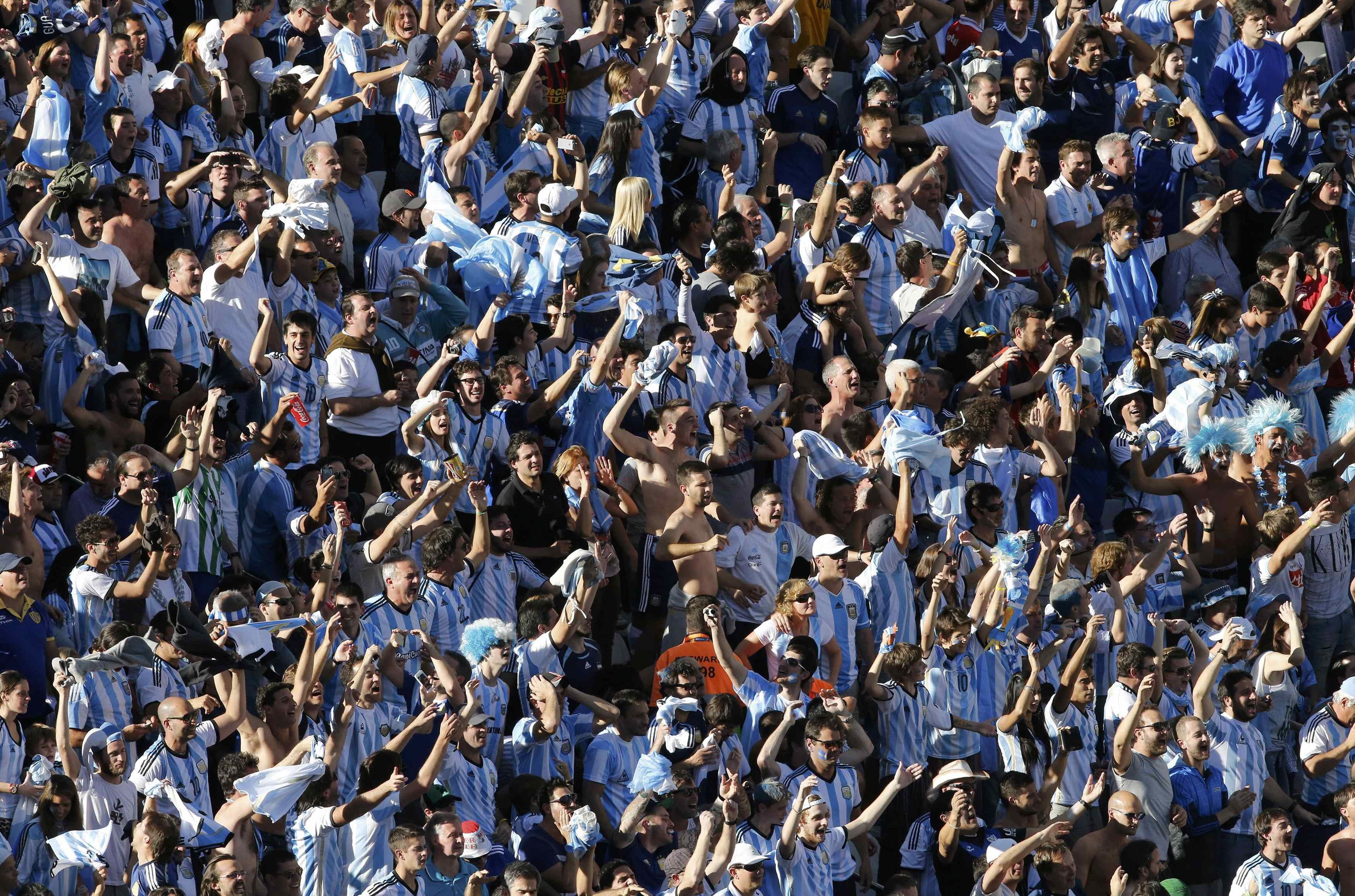 La afición argentina celebra el gol de Di María.