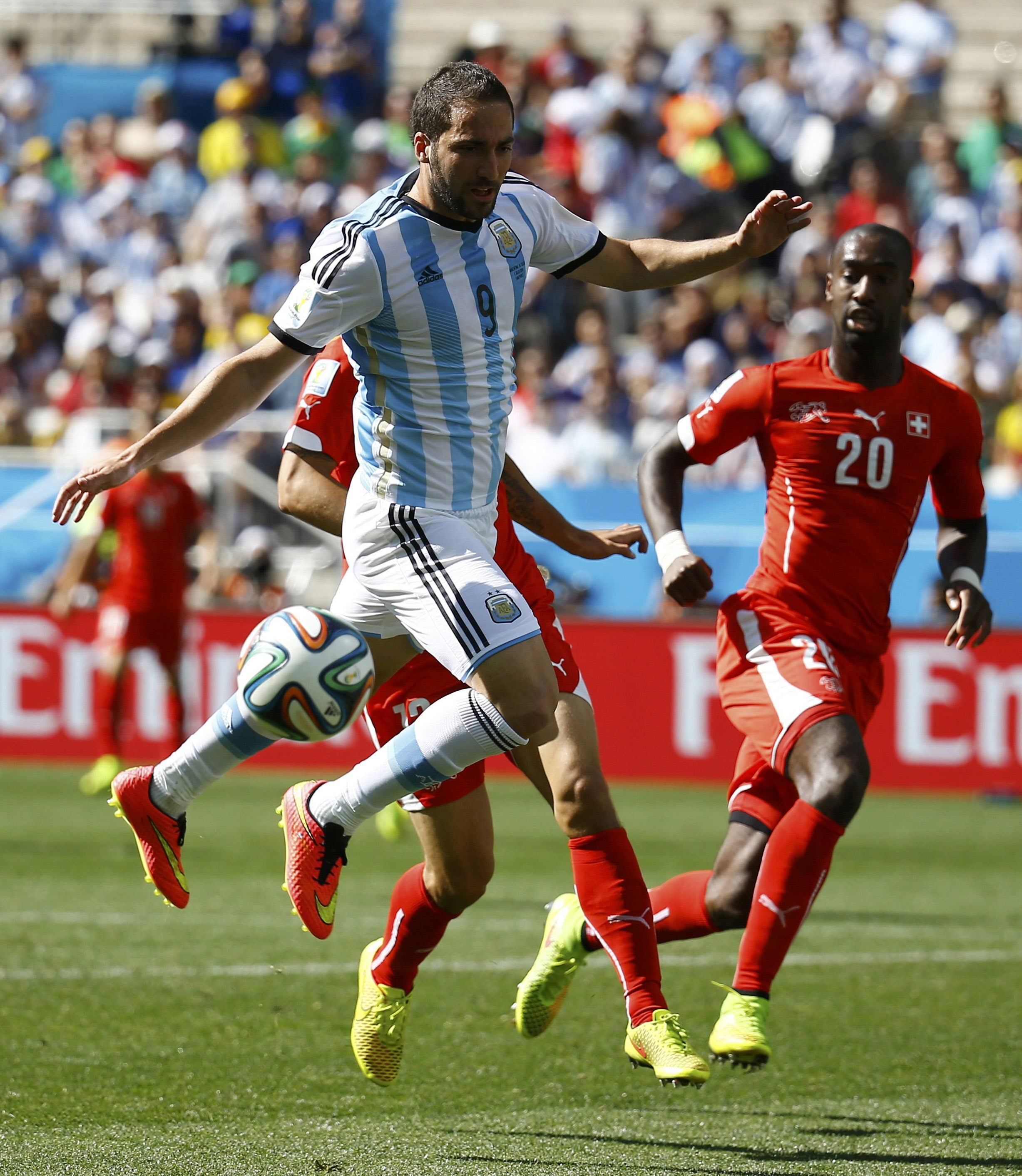 Higuaín se lleva un balón ante jugadores suizos.