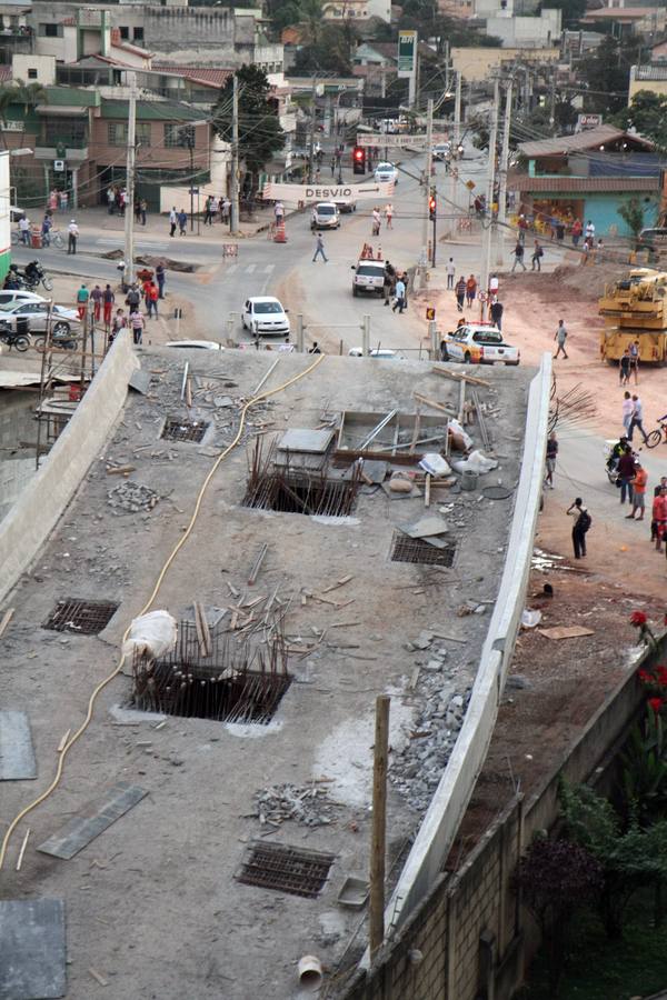 Derrumbe de un viaducto en Belo Horizonte