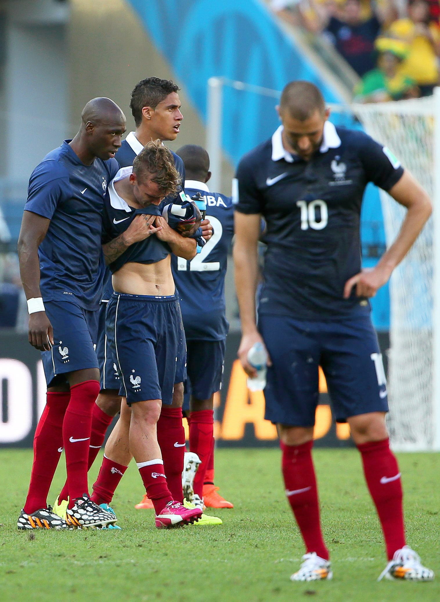 Jugadores franceses se lamentan por la derrota ante Alemania.