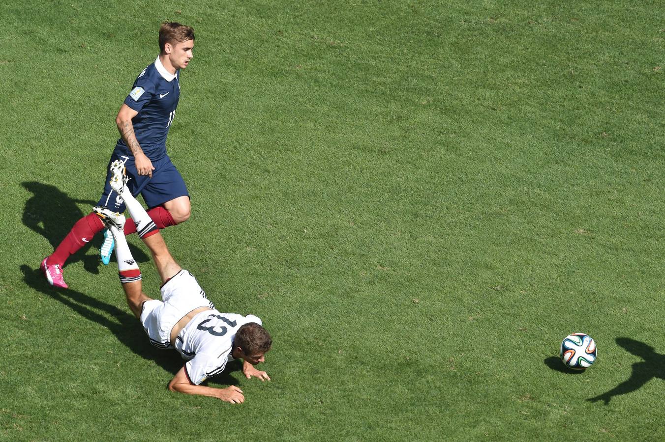 Müller cae ante Griezmann.