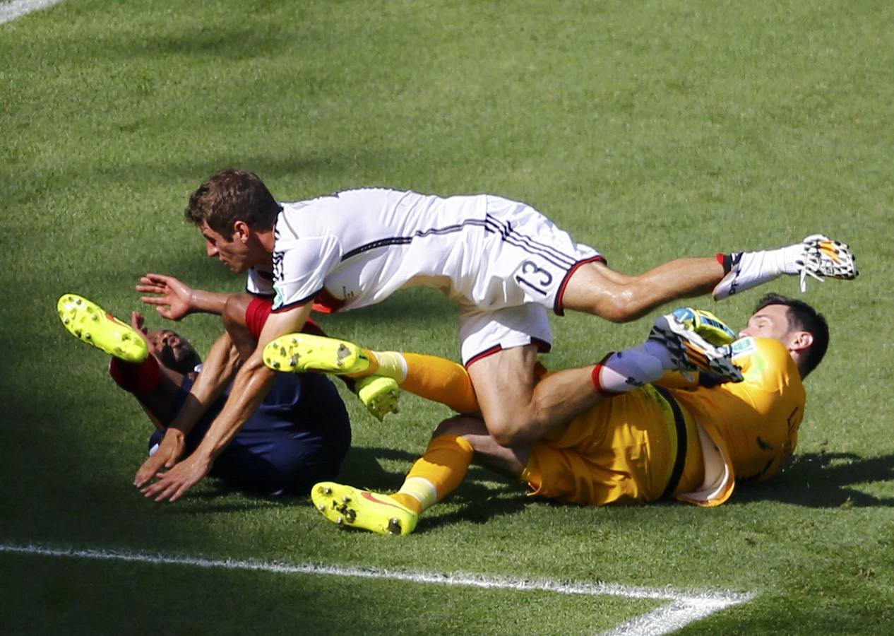 Lloris, Müller y Evra caen al suelo.