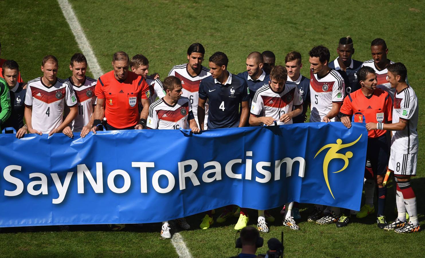 Los jugadores de los dos equipos posaron con una pancarta en contra del racismo.