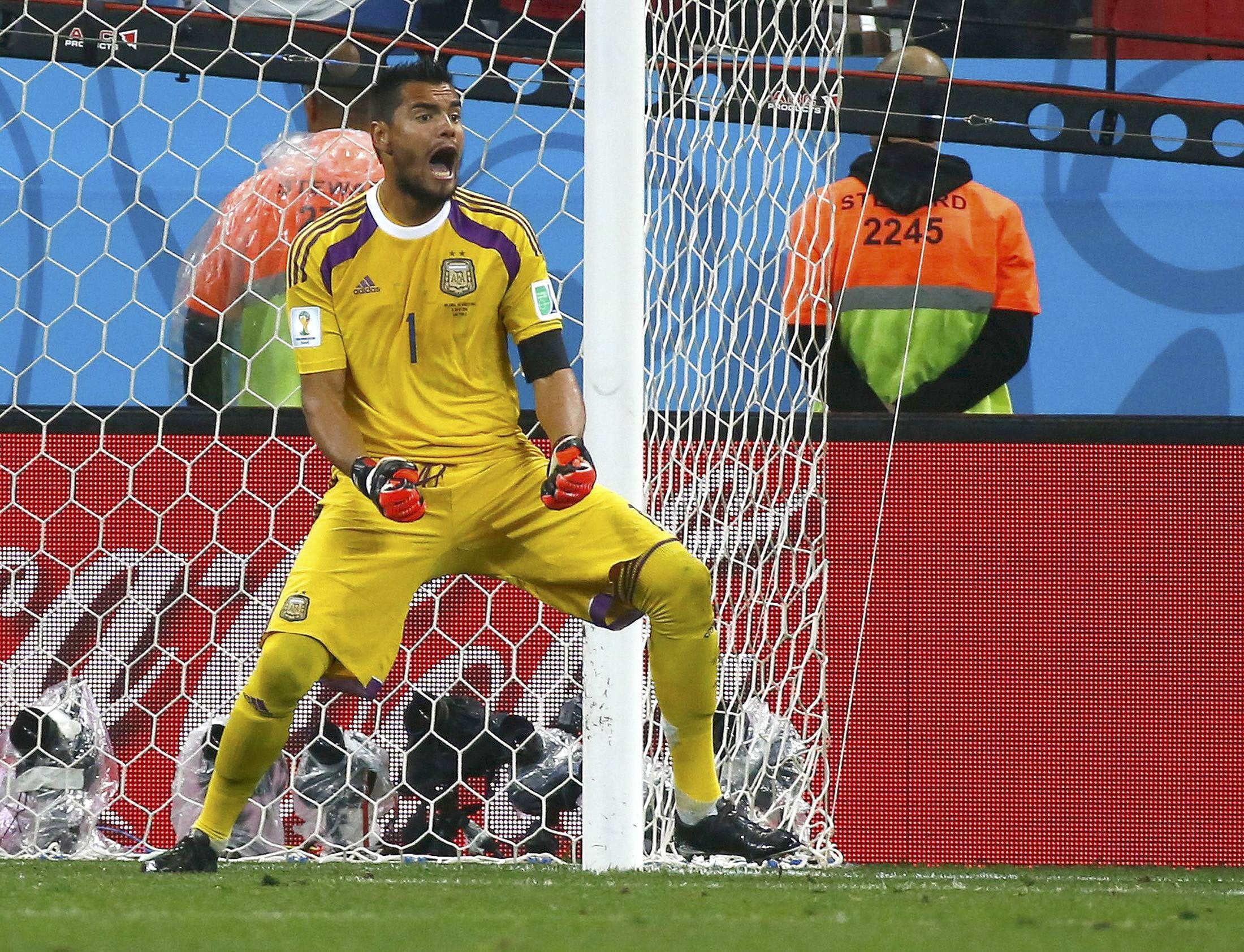 Romero celebra haber parado un penalti.